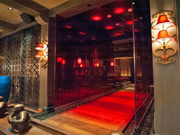 The tunnel-bridge water feature at the Tao Mohegan Sun Connecticut, featuring Archetype Glass' custom laminated wire mesh glass